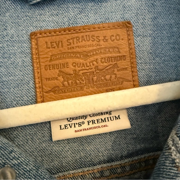Levi's Light Jean Jacket Denim Ex Boyfriend Trucker Red Tab Blue Women’s Large - Picture 6 of 16
